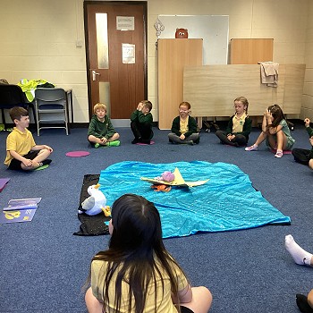plant yn eistedd rownd blanced ac seren