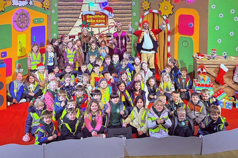 Disgyblion Blwyddyn 1 a 2 yn ganol y llwyddfan gyda criw Sioe Cyw yn y Galeri.