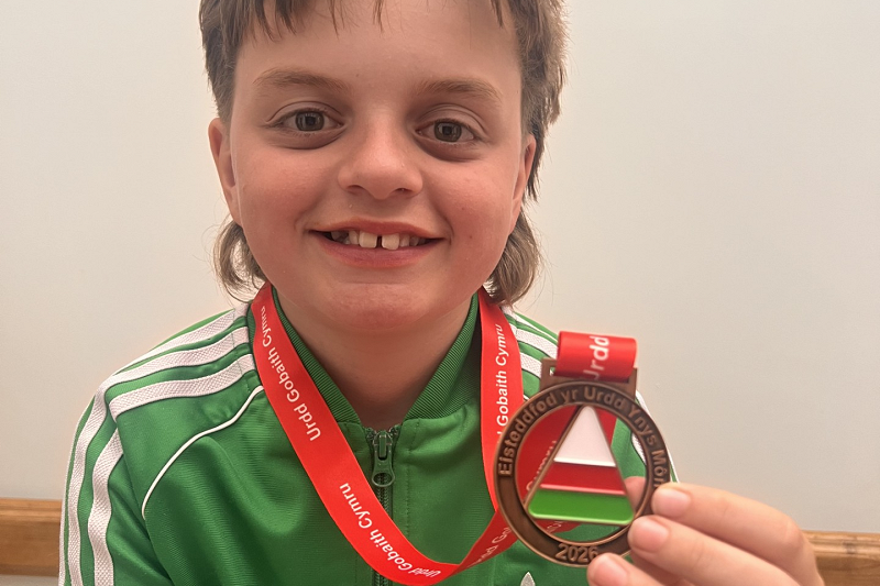 Bleddyn tomos yn dal ei fedal am ddod yn drydydd yn yr Urdd