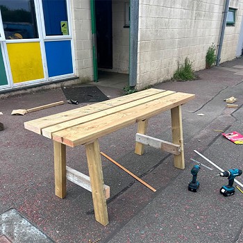 Bwrdd pren mae plant yr ysgol wedi ei adeiladu