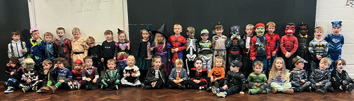 Plant yn y feithrinfa a'r dosbarth derbyn yn gwisgo eu gwisgoedd Calan Gaeaf