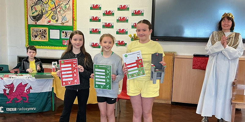 Year 5 class with there certificates for being successful in the Eisteddfod