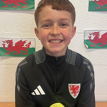 Gruff Iwan yn edrych yn hapus am ddod yn ail yn yr unawd Cerdd Dant