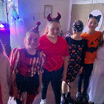 Grwp o merched yn mwynhau disco gyda ffrindiau
