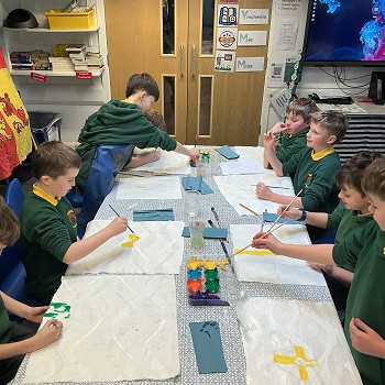 plant yn rhoi paent ar ei baneri