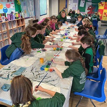 plant yn barod i ddechrau peintio ei baneri.