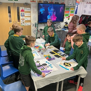 plant yn cymharu baneri Dydd Gwyl Dewi nhw.