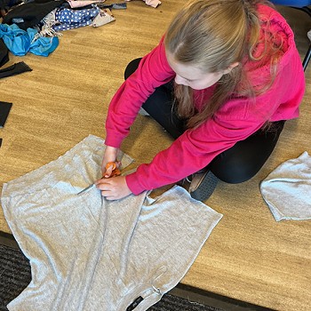 myfyriwr yn torri hen grys-t