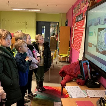 disgyblion blwyddyn 4 yn dysgu am yr arolwg adar yn y dosbarth