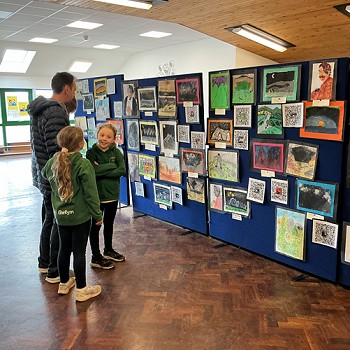 teuleuoedd yn edrych ogwmpas y galeri