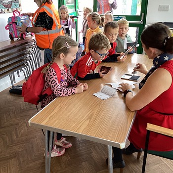 myfyrwyr yn cael eu pasbortau wedi'u stampio