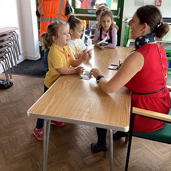 athro a myfyriwr yn siarad â'i gilydd