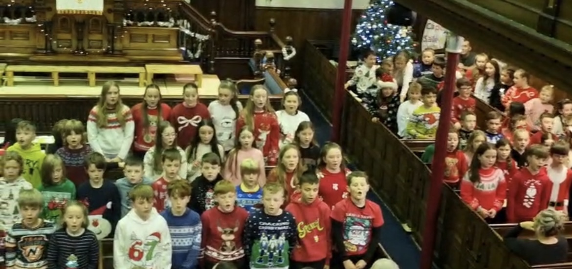 plany yn perfformio yn gwyl y baban