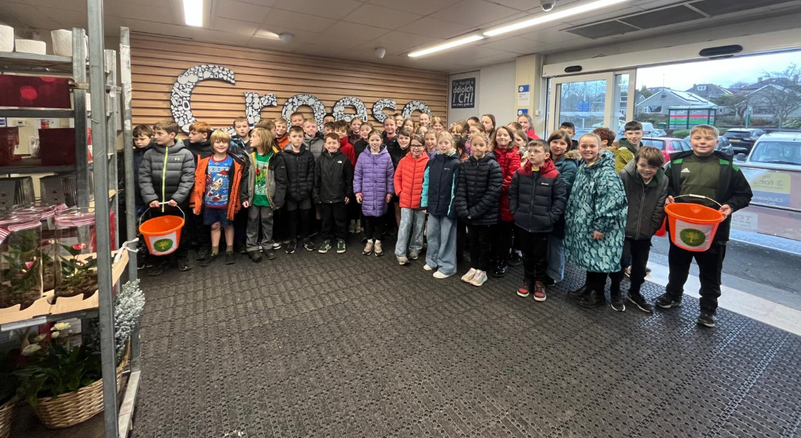 blant Blwyddyn 5 a 6 yn sefyll yn cyntedd TESCO hefo bwcedi oern