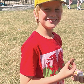 myfyriwr yn gwisgo top Cymreig