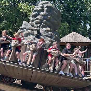 myfyrwyr yn chwerthin ar reid rholer-coaster