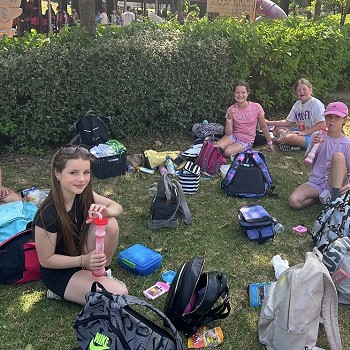 grŵp o ferched yn cael picnic