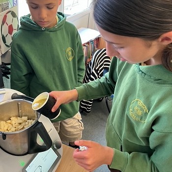 dau plant yn creu cawl yn y Thermomix newydd