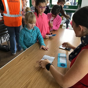 myfyrwyr yn cael eu tocynnau