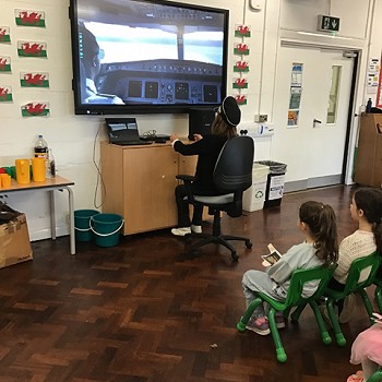 myfyriwr yn esgus hedfan awyren