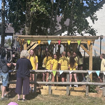 Criw ffilmio yn ffilmio'r ardd newydd