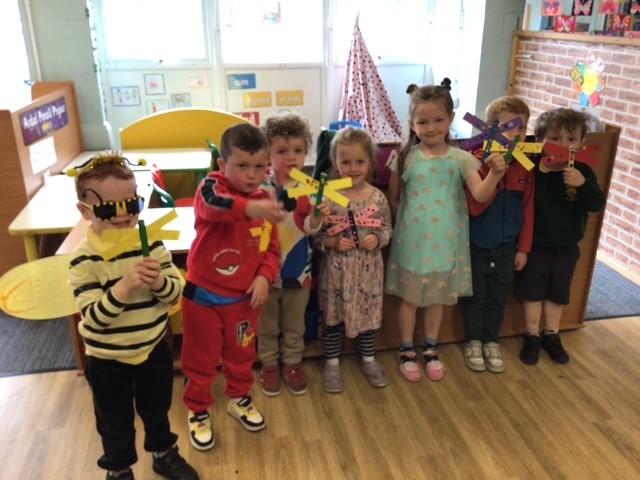 Dosbarth Meithrin Ysgol y Gelli wedi gwisgo fel trychfilod