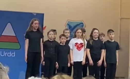 Ysgol y Gelli Pupils on stage taking part in the cyd-adrodd