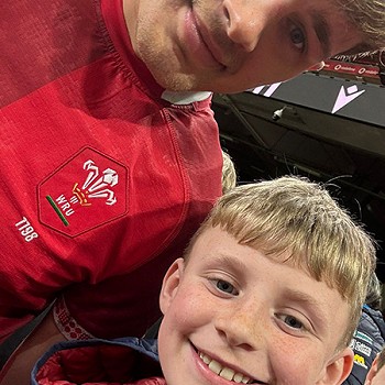 Peter Day gyda un aelod o dim rygbi Cymry