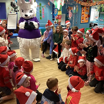 Mascot Hosbis Dewi Sant yn ymweld â phlant Ysgol y Gelli