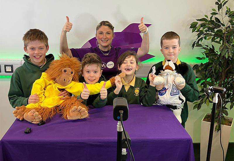 Steffan, Daniel, Megan ac Elis gyda tegannau meddal a aelod staff MSparc