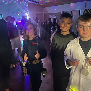 Grwp o bechyn yn mwynhau ei hamser yn disco calan gaeaf
