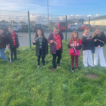Plant blwyddyn 3 yn mwynhau codi sbwriel o gwmpas yr ysgol