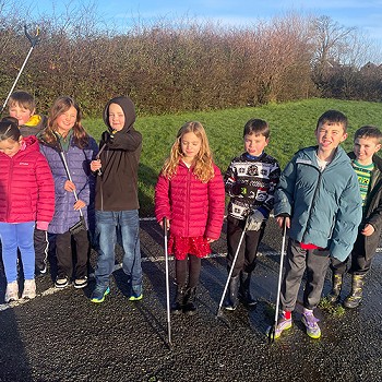 Plant Blwyddyn 3 yn cydweithio yn codi sbwriel o gwmpas yr ysgol