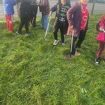 Plant yn codi sbwriel o gwmpas yr ysgol