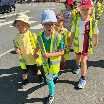 Plant yn cerdded gyda'i gilydd ar y palmant wrth ymyl ffordd