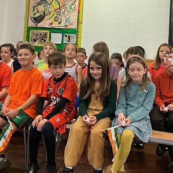 Plant yn eistedd a fainc bren