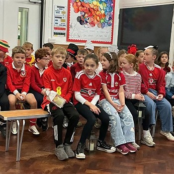 Plant yn gwisgo coch ac yn eistedd ar y fainc