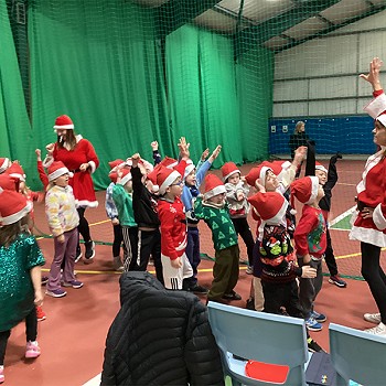 Plant yn cymryd rhan mewn gweithgareddau gyda'r staff