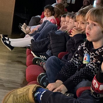 Dosbarth Derbyn a Meithrin Ysgol y Gelli yn gwylio sioe nadolig Cyw