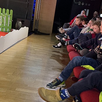 Plant yn gwylio sioe Nadolig