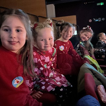 Pedair merch yn mwynhau gwylio sioe Nadolig Cyw