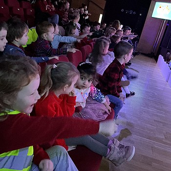 Plant yn mwynhau gwylio sioe Nadolig Cyw