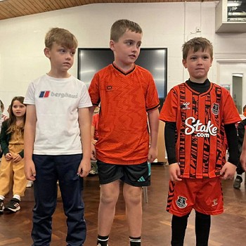 Plant yn cymryd rhan mewn olygfa actio yn y gwasanaeth