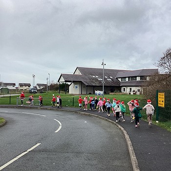 Plant Ysgol y Gelli yn rhedeg o gwmpas yr ysgol