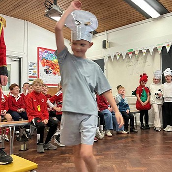 Plemtyn yn gwisgo llwyd yn dawnsio yn y gwasanaeth