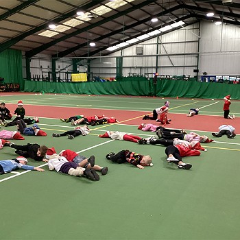 Plant yn gorwedd ar y llawr