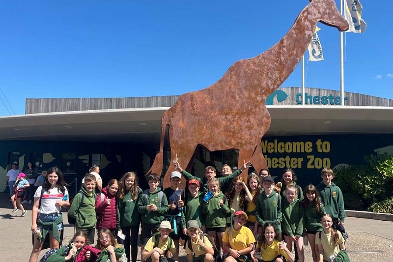 Children infront of giraffee statue