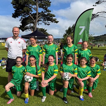 Tim Pel Droed Merched Blwyddyn 6 Ysgol y Gelli