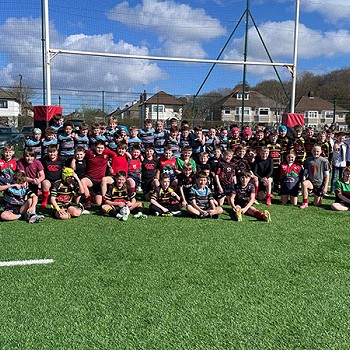 Tim rygbi sydd wedi cael ei wnued o blant o gwmpas ardal Eryri yn Caerdydd ar gae rygbi