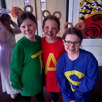 Tair merch wedi gwisgo fel cymeriadau o Alvin and the Chipmunks